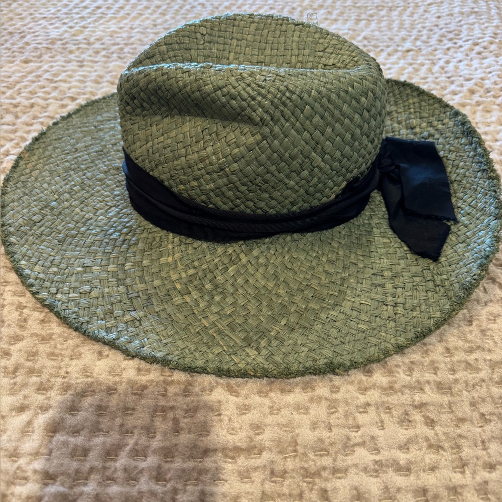 Green straw hat size medium with black ribbon - Picture 2 of 3
